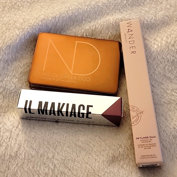 Makeup - Picture 1 of 4